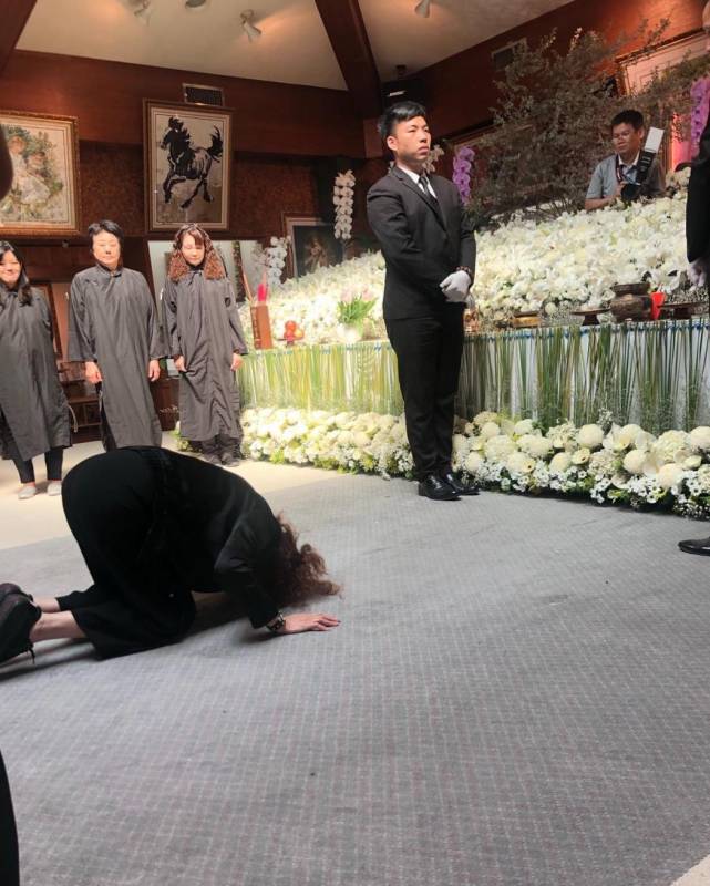 离婚婆媳情义在！周丹薇前夫母离开「行3跪拜大礼」全身趴地哭　每月探望两老「当自己爸妈」。