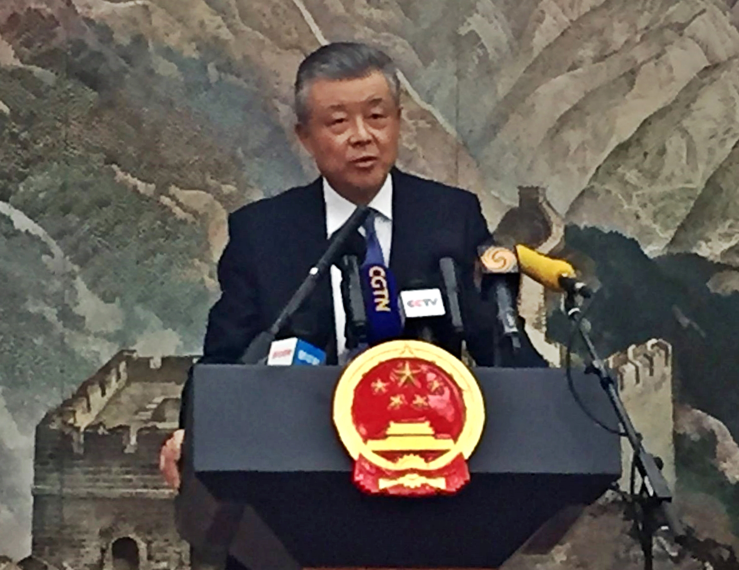【修例风波】刘晓明：港警开实弹枪因生命受威胁