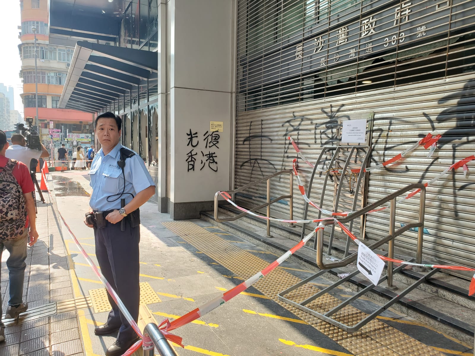 【修例风波】长沙湾政府合署损毁严重 玻璃门窗爆裂铁闸被涂鸦