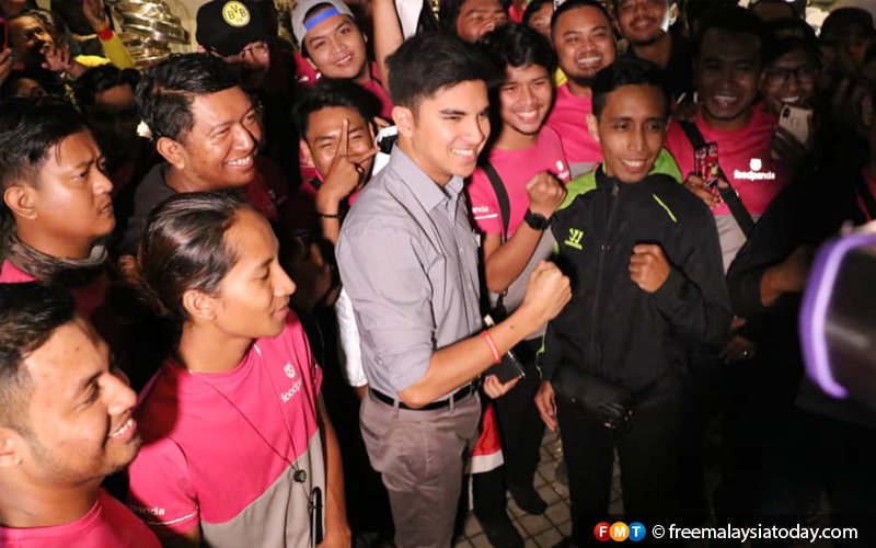 Hundreds of Foodpanda riders throng Syed Saddiq’s home