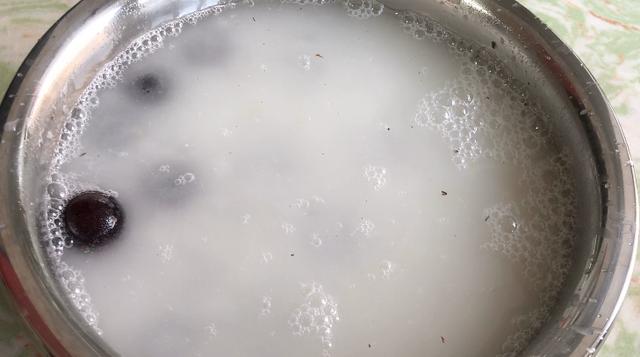 清水洗葡萄和没洗是一样脏！老果农教你1招，干净的连皮都能吃