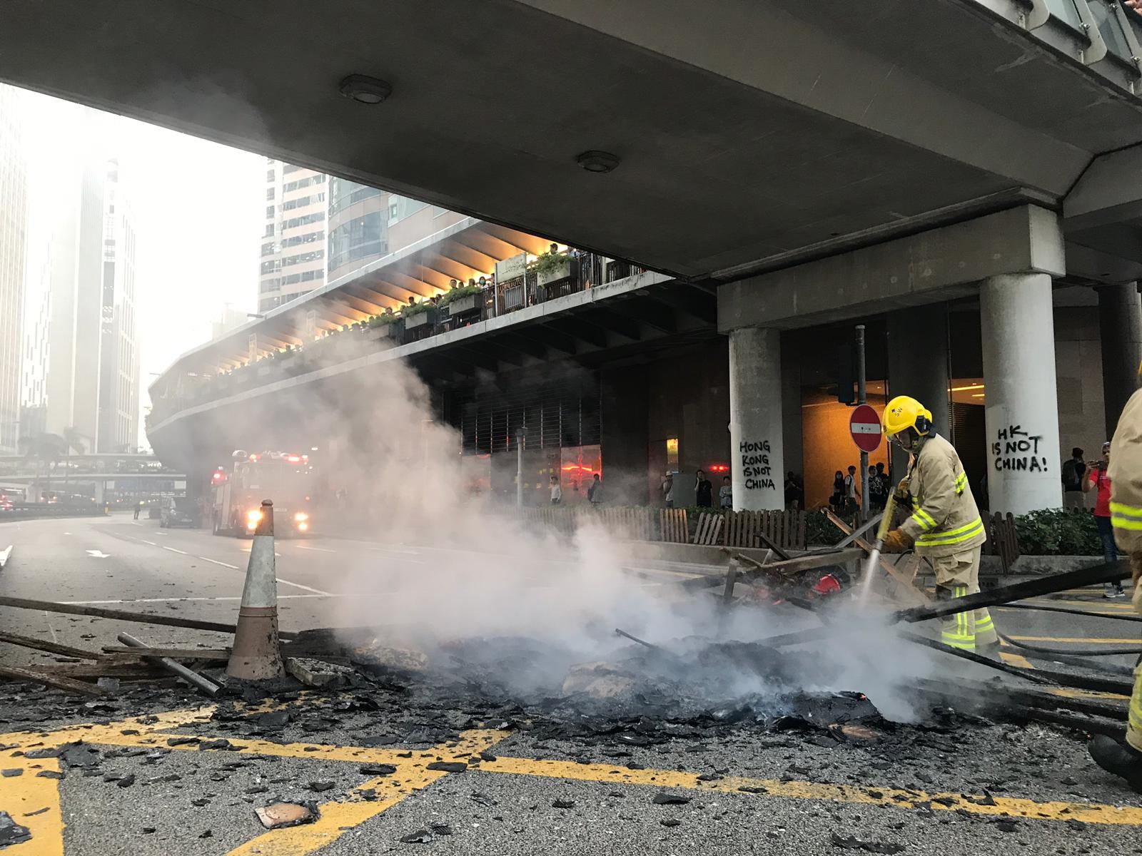 【修例风波】示威者中华总商会会址外纵火 打爆美心玻璃窗吉野家捣乱