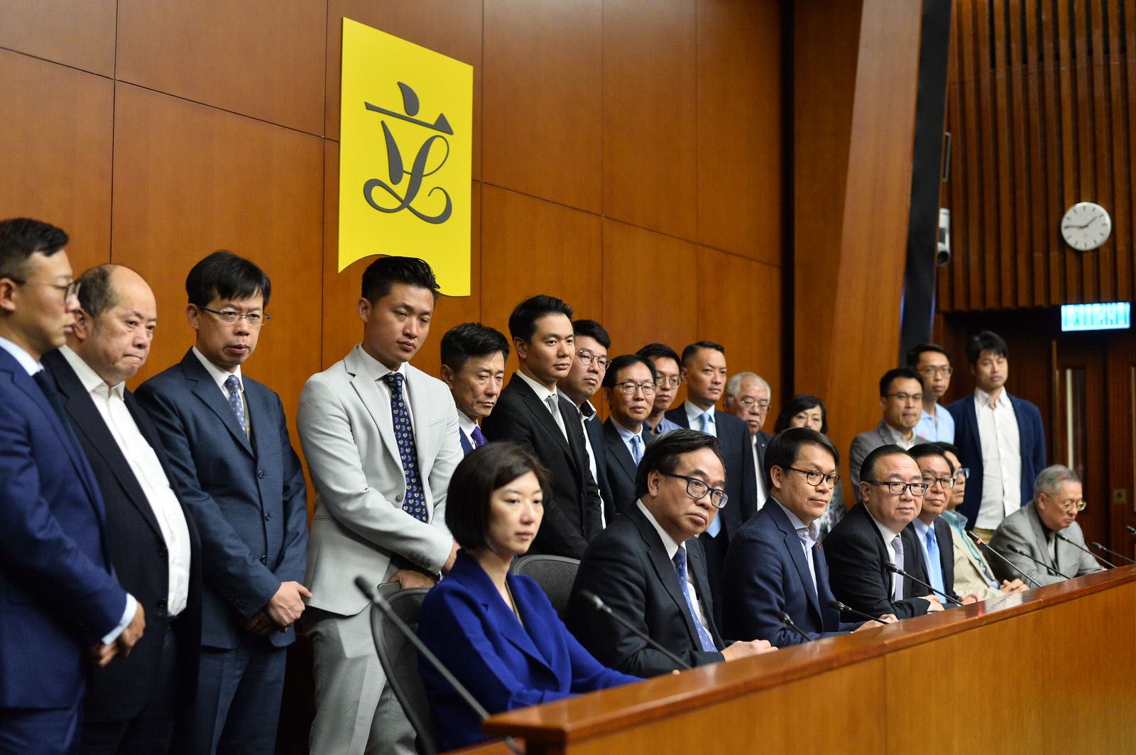【修例风波】建制派议员支持制订禁蒙面法 以有效手段止暴制乱