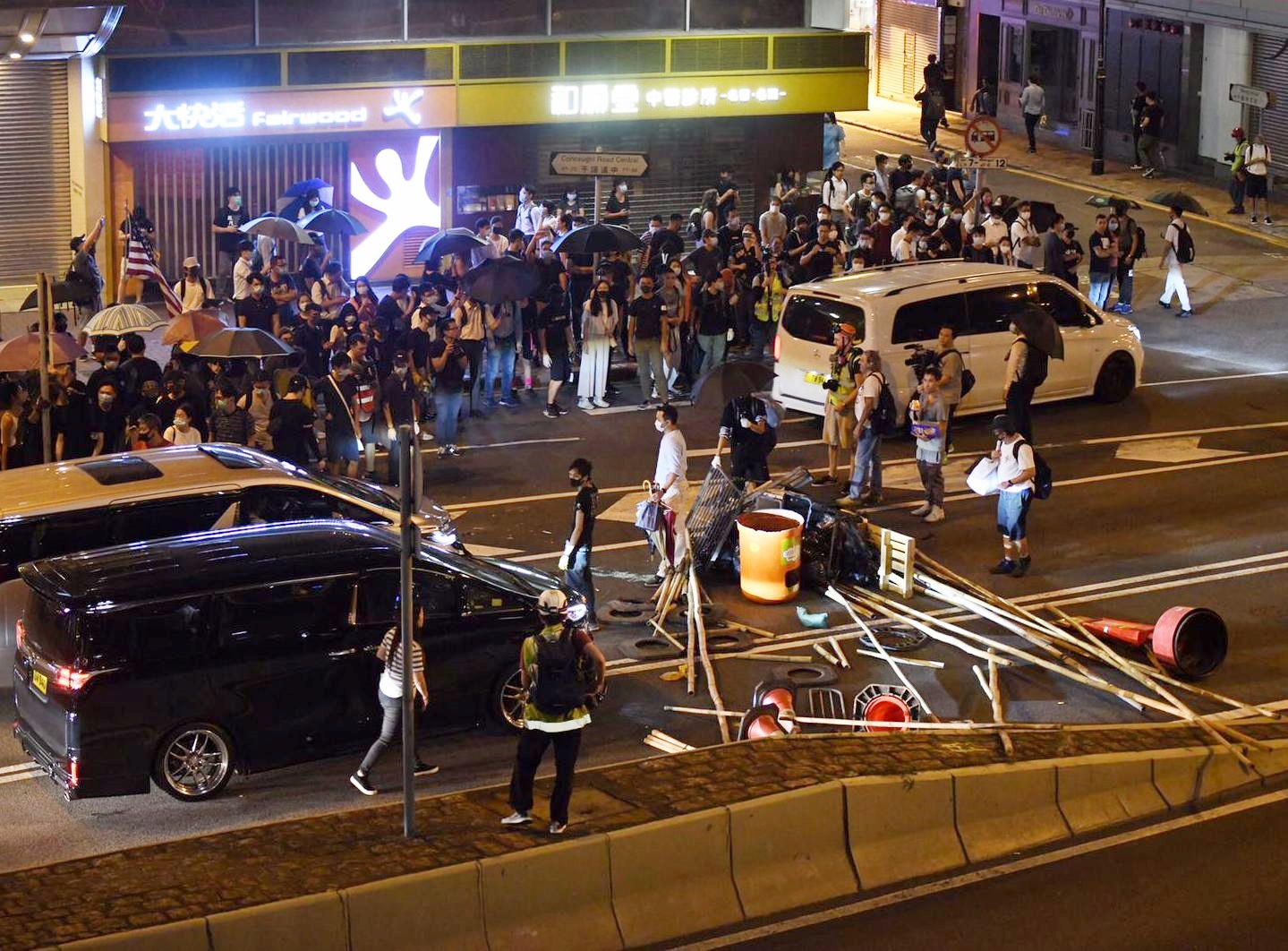 【修例风波】指示威者港岛多处堵路 警促立刻停止违法行为并离开