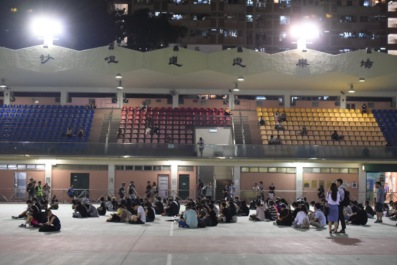 【修例风波】数十人荃湾沙咀道球场聚集 高叫抗议口号