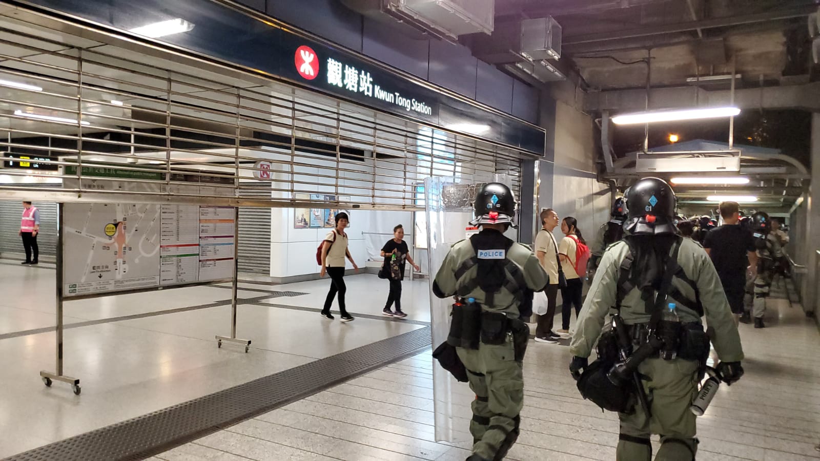 【修例风波】观塘apm黑衣人聚集 破坏观塘站设施暂时关闭