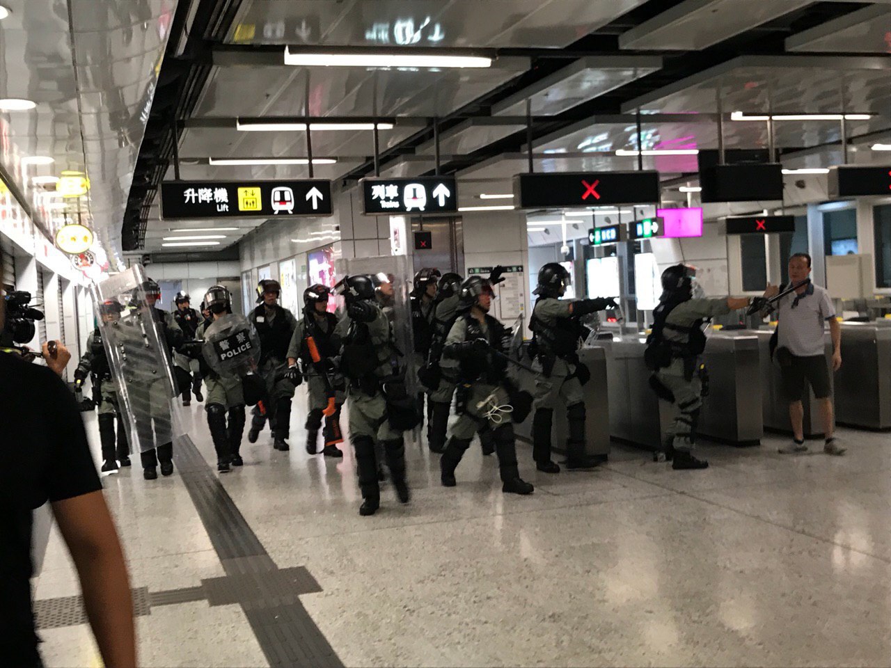 【修例风波】多区爆示威交通受阻 巴士小巴改道