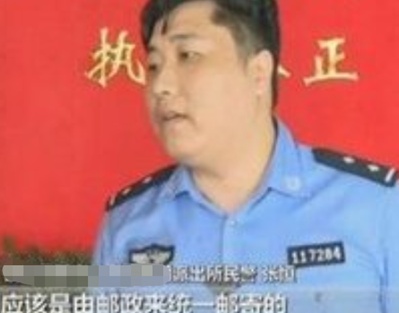 男子狂寄大学录取通知书，快递小哥报警，男子：招一个赚6000多!