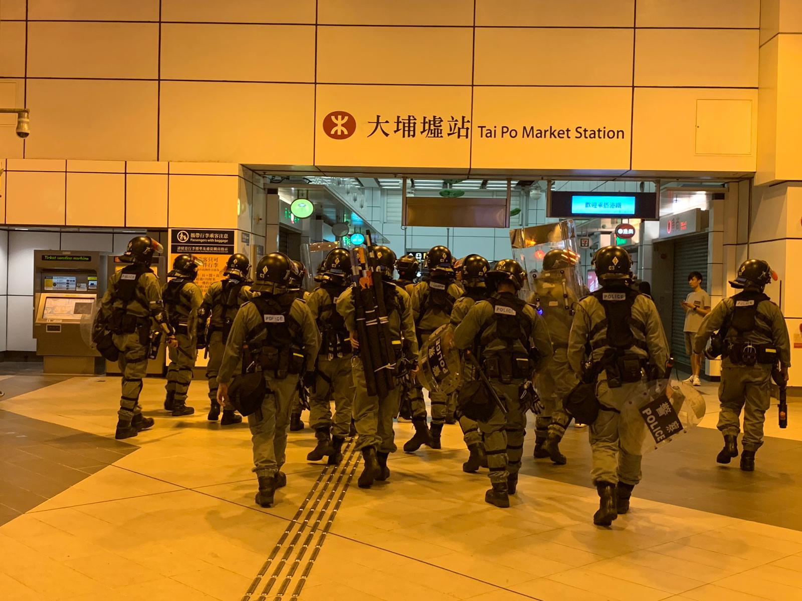 【修例风波】黑衣人大埔墟站「快闪」 破坏入闸机 大埔墟车站暂时关闭