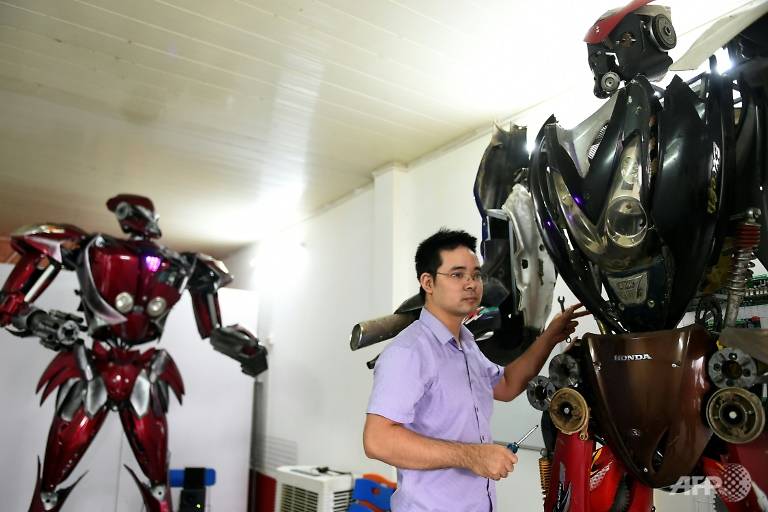 Vietnamese roll out Transformers-inspired robot with green message