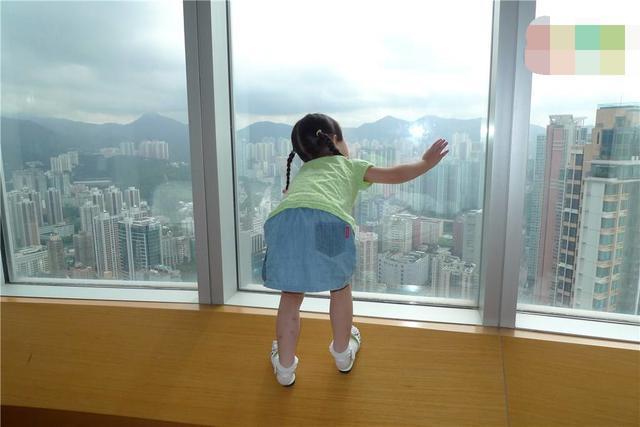 妈妈睡觉时，2娃在3楼窗外“站军姿”，路人的霸气做法，引称赞
