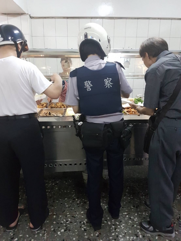 正义魔人PO照「警察可以穿制服买便当？」新北警神回「你先担心你的鸡腿吧」