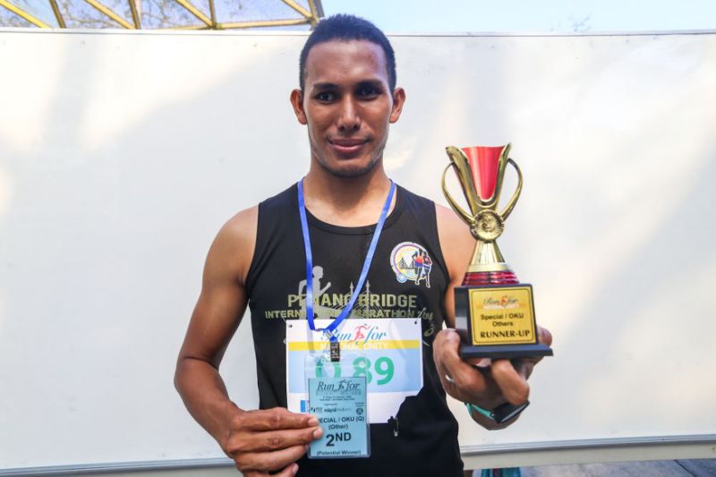Visually-impaired runner overcomes disability, leg injury to score second place in run