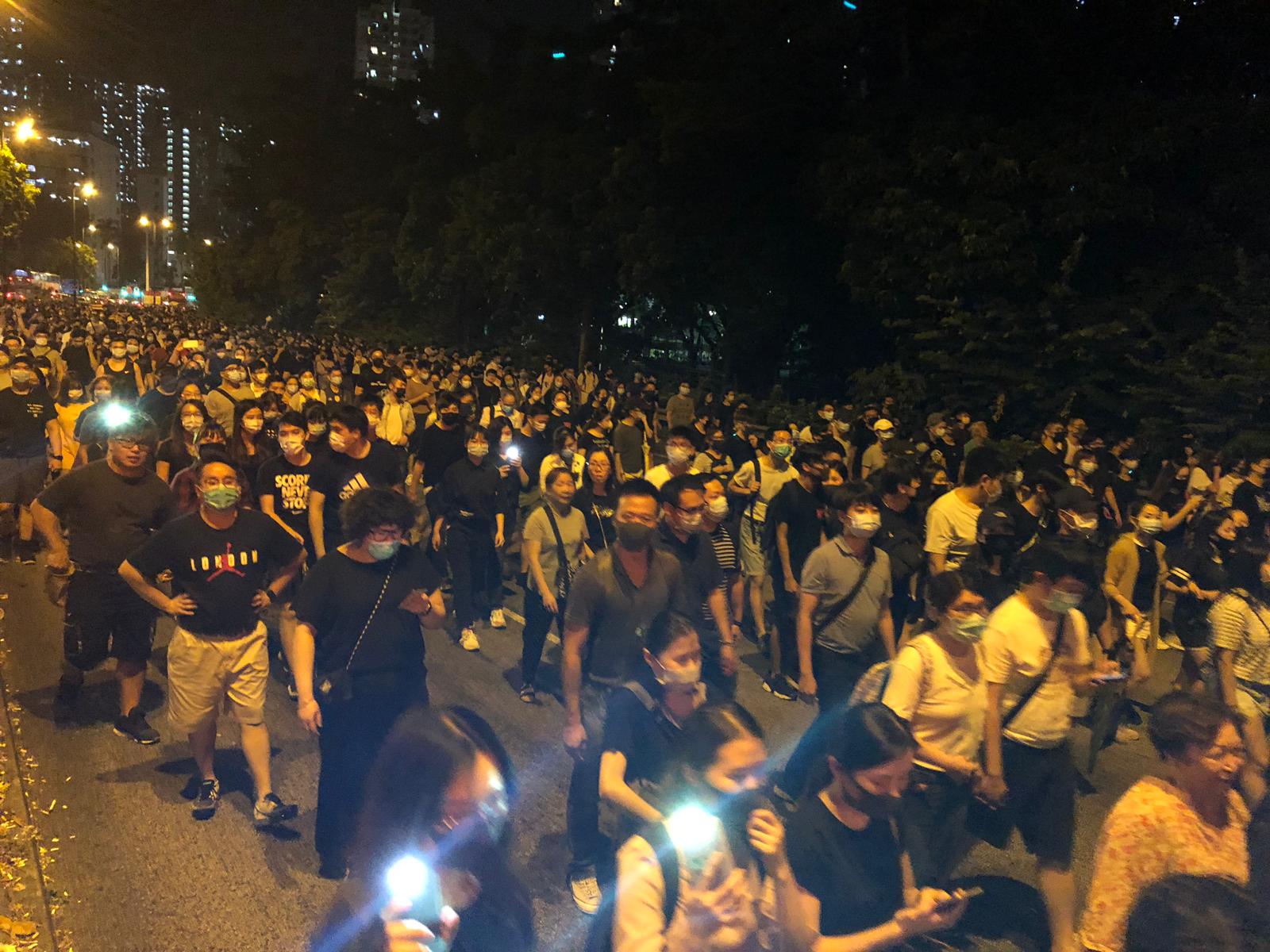 【修例风波】示威者大埔大元邨焚烧国旗 民建联区议员郑俊平办事处被破坏
