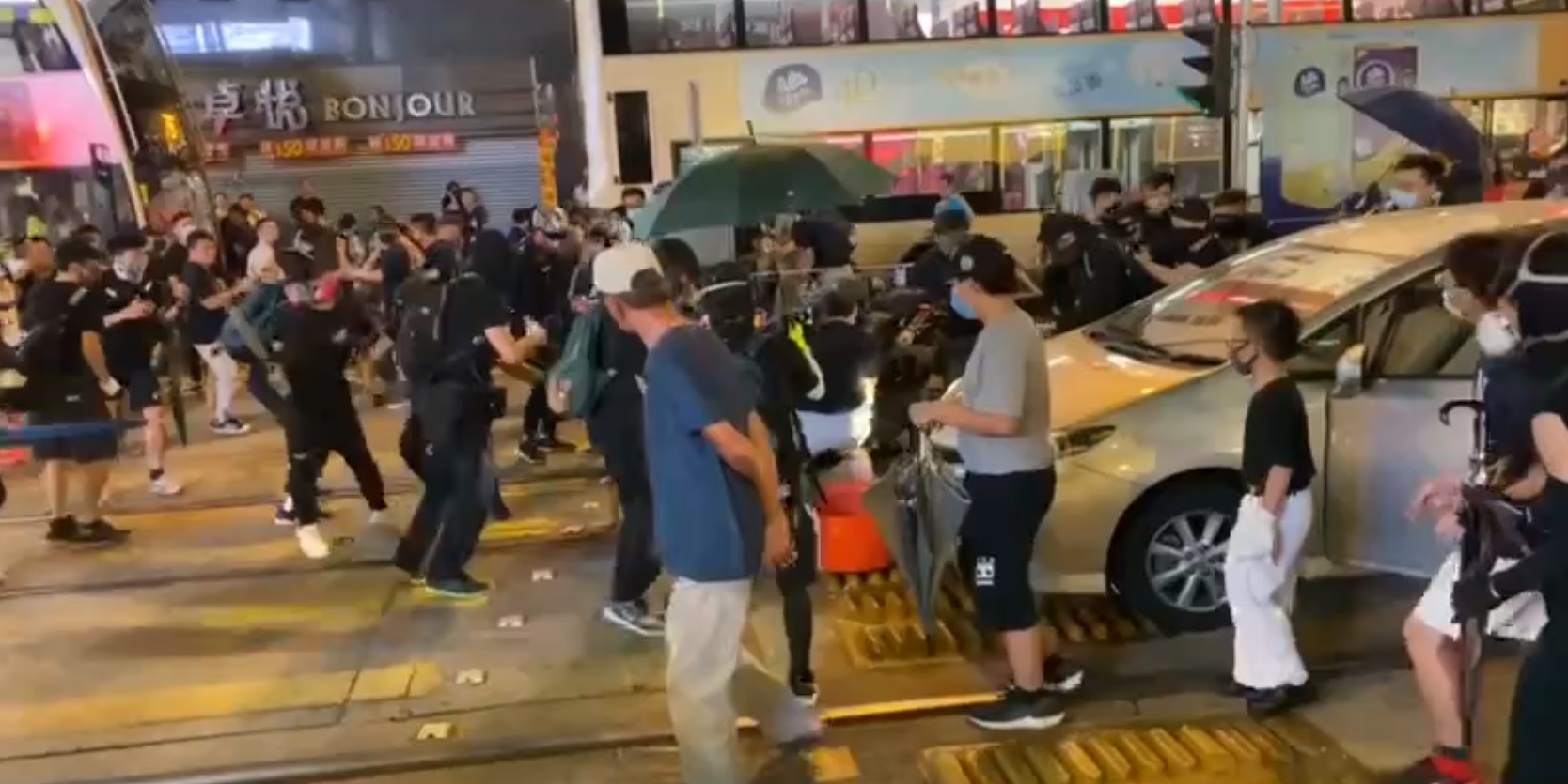 【修例风波】元朗休班警被掷汽油弹 开实弹枪驱散疑击中一名示威者