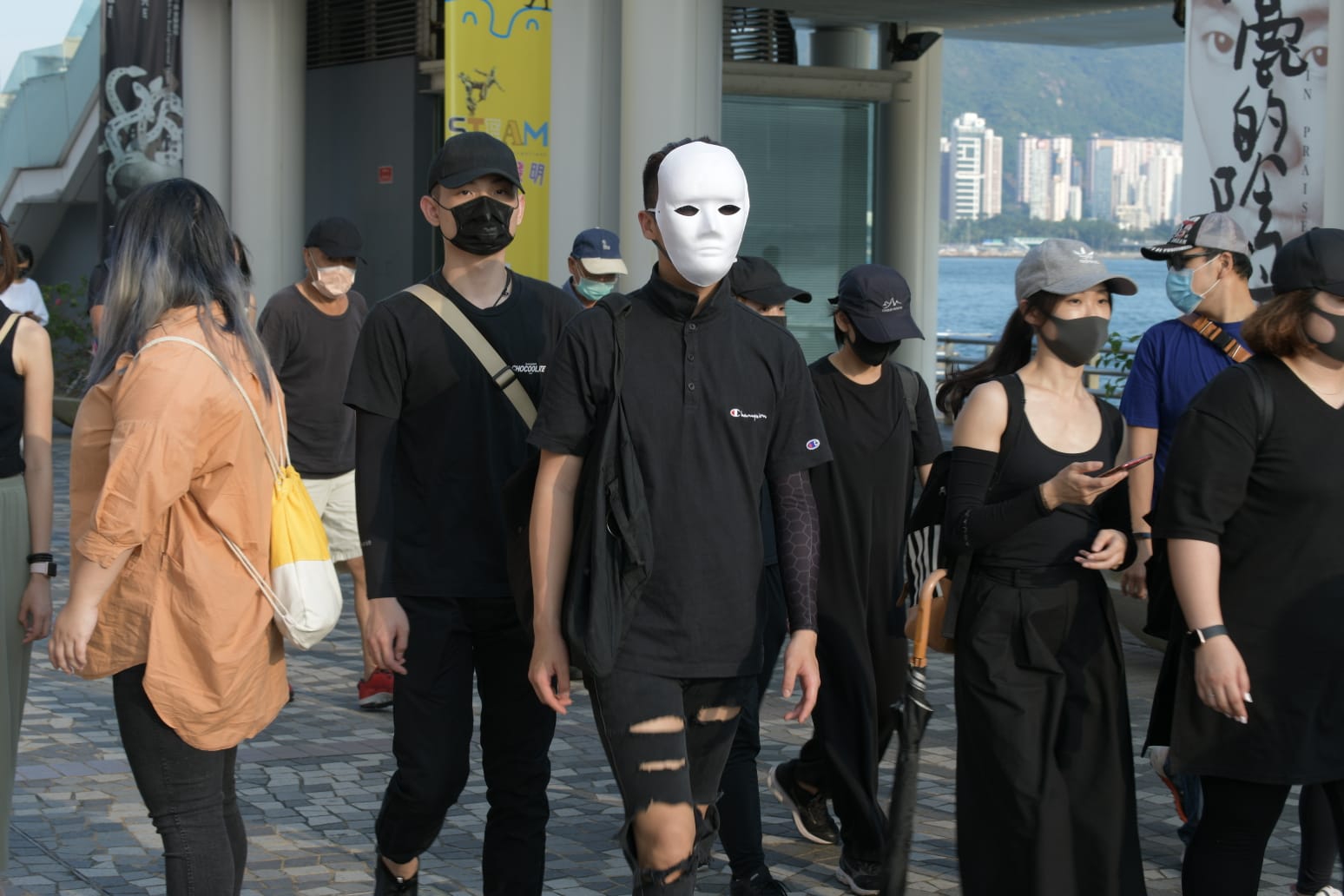 【修例风波】黑衣戴口罩示威者广东道弥敦道筑成人链 店舖落闸