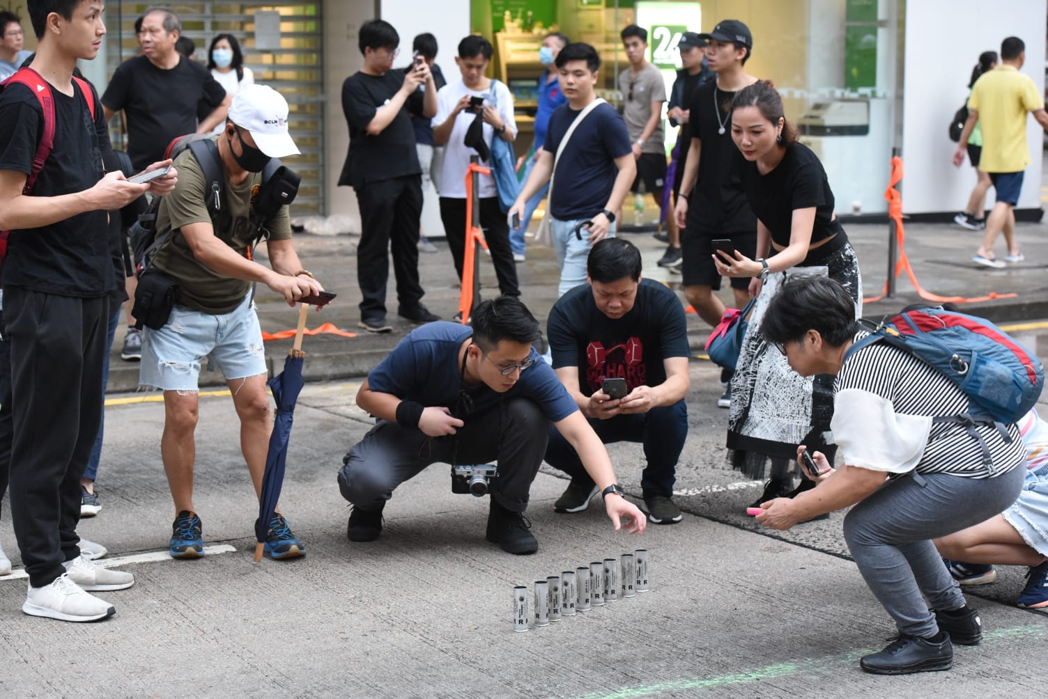 【修例风波】旺角多间中资银行遭破坏纵火 警察游乐会入口一度堵塞