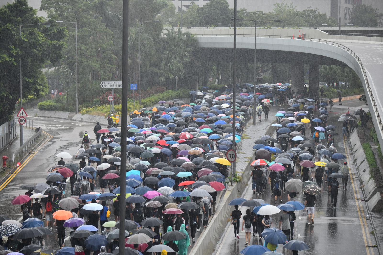 天文台发出黄色暴雨警告 提醒70公里以上阵风吹袭