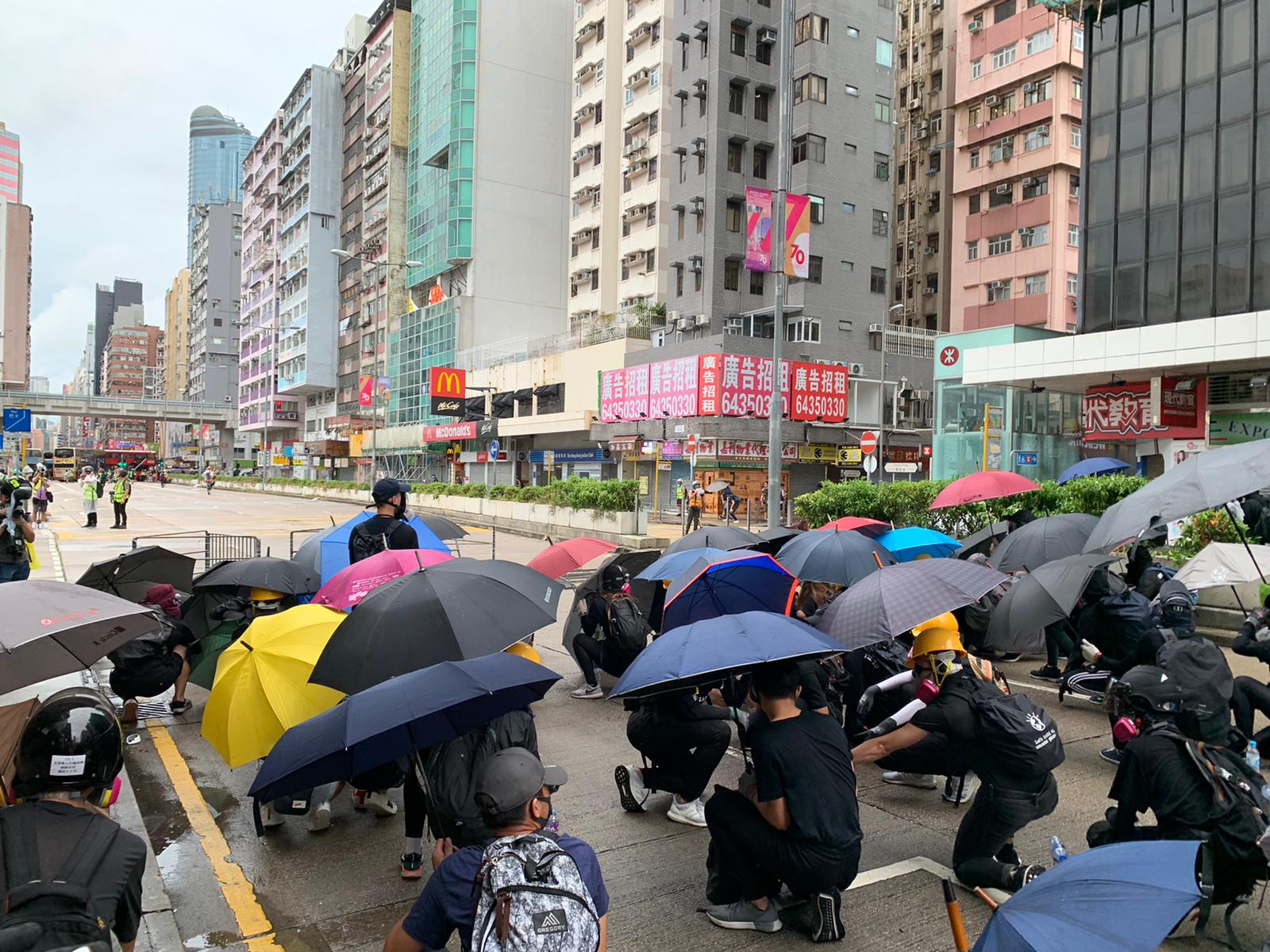 【修例风波】港九多区示威者危害公众安全 警方呼吁市民留在安全地方