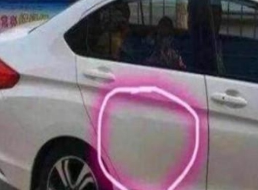 女子高高兴兴提新车，却意外洗出“无字天书”！经理：赔50万就算了