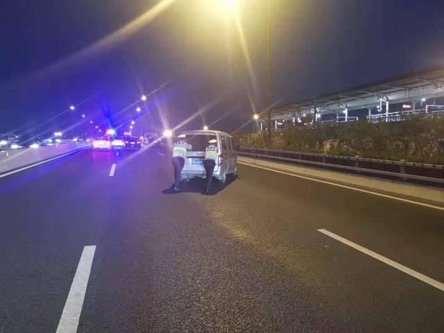 面包车抛锚停马路中央，民警徒手推车