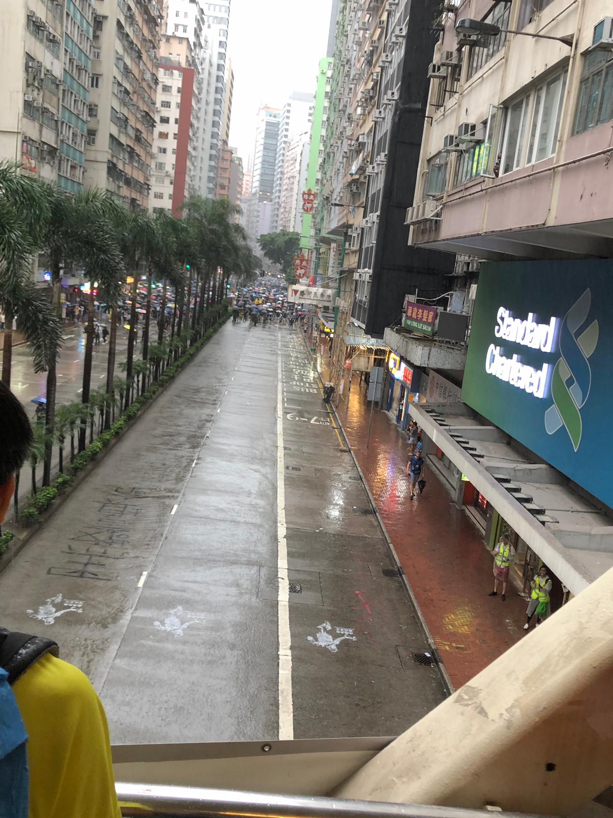 【修例风波】游行人士佔据轩尼诗道 铜锣湾起步防暴警湾仔布防
