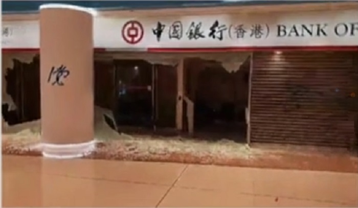 【修例风波】示威者破坏饼店银行 警方警告停止违法行为市民盡快离开