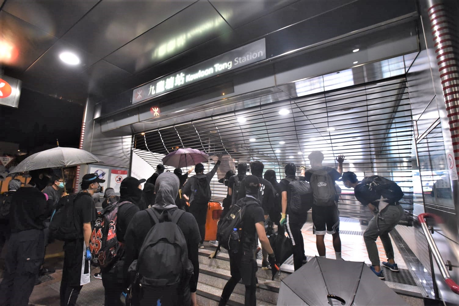 【修例风波】警方斥示威者「搬龙门」美化暴力 只会害死香港
