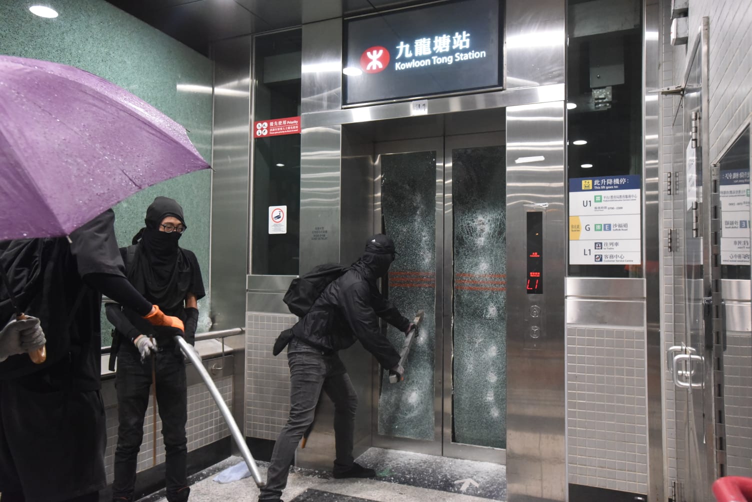 【修例风波】多区车站遭破坏 港铁宣布机铁外所有缐路停驶