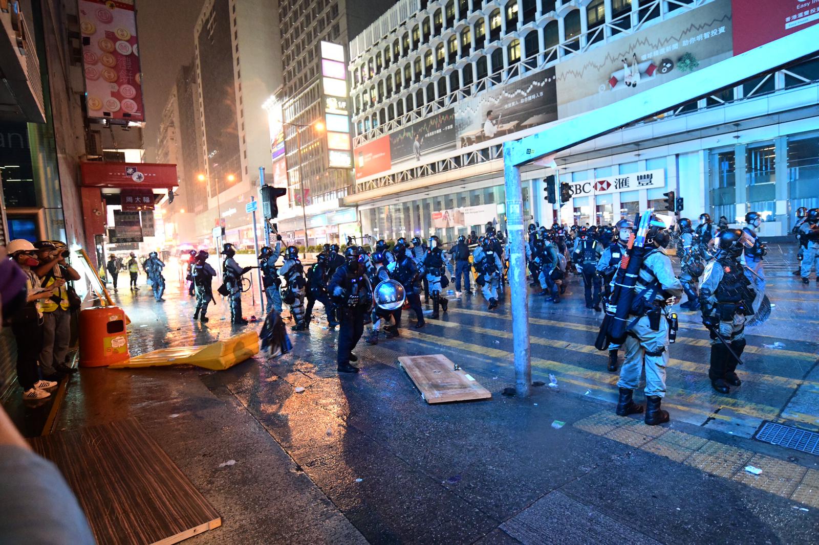 【修例风波】防暴警及速龙小队旺角驱散 装甲车及水炮车在场戒备