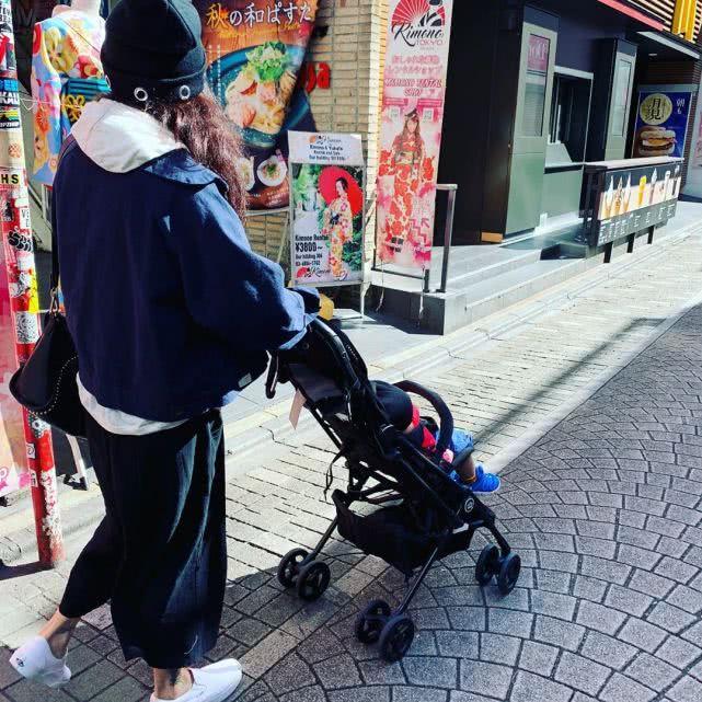 张柏芝为第三胎日本庆生，网传外籍生父却异地现身，造型显邋遢