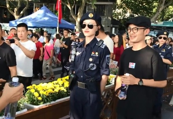 人比景美？西湖巡逻队颜值爆表　游客争相合照