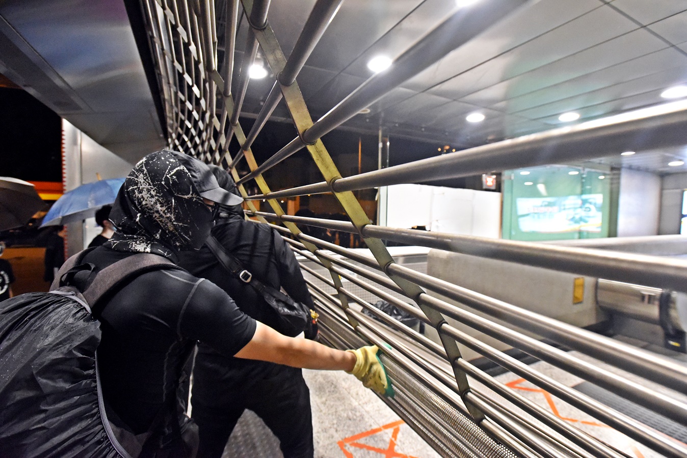 再有3个车站遭破坏人员撤离 港铁:明早安排盡快公布