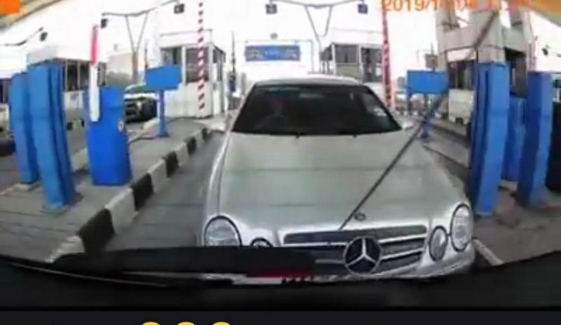 Malaysian Merc driver caught on dashcam passing toll booth without paying (VIDEO)