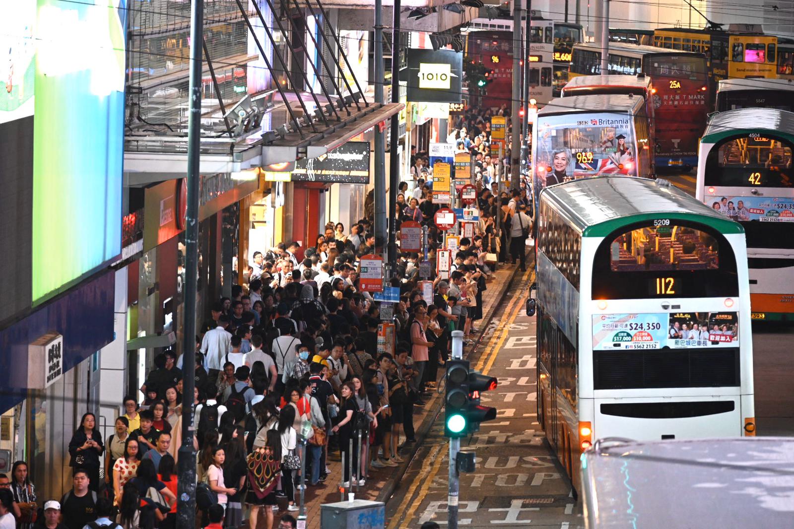 【修例风波】港铁晚上8时起停驶 多区交通挤塞现候车人龙