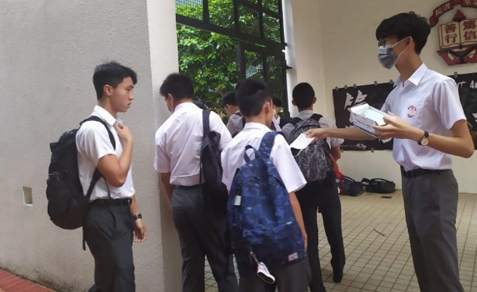 禁蒙面后首日返校 学生照戴口罩以示不满