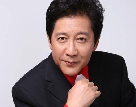 还记得曾主持《梨园春》的倪宝铎吗？他如今生活如何？