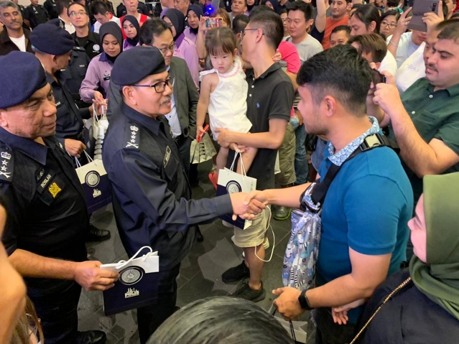 每月讨2万保护费　4人落网包括警官