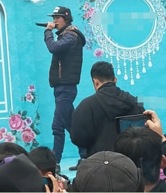 当年因一首“神曲”爆红今却沦为农村酒席歌手观众头都不抬一下！