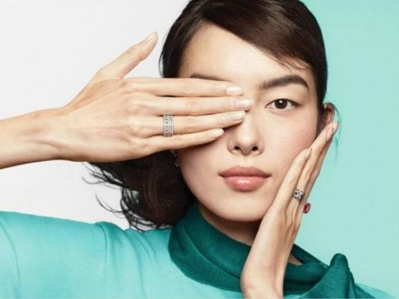 Tiffany新广告「遮眼」 被指支持香港示威遭下架