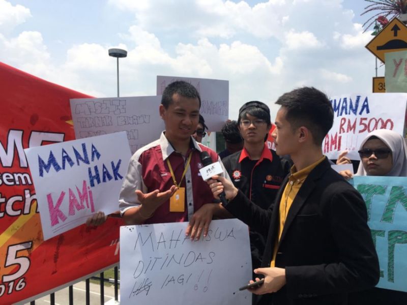 Varsity students demonstrate outside Parliament ahead of Budget tabling (VIDEO)