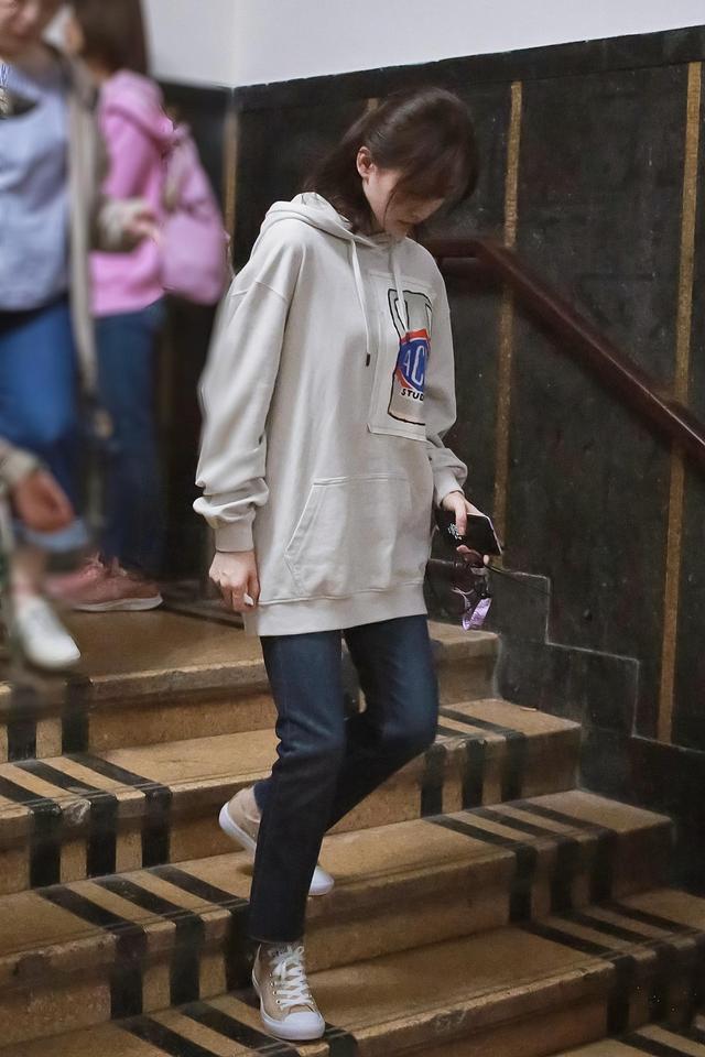 刘诗诗当妈后气质不减，穿卫衣配牛仔裤清爽休闲，半扎马尾好温柔