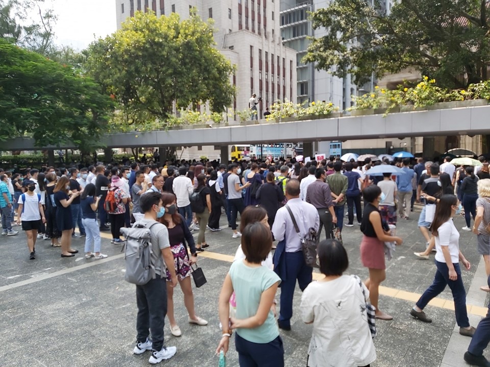 【修例风波】中环快闪游行声援中大女生 示威者佔据马路