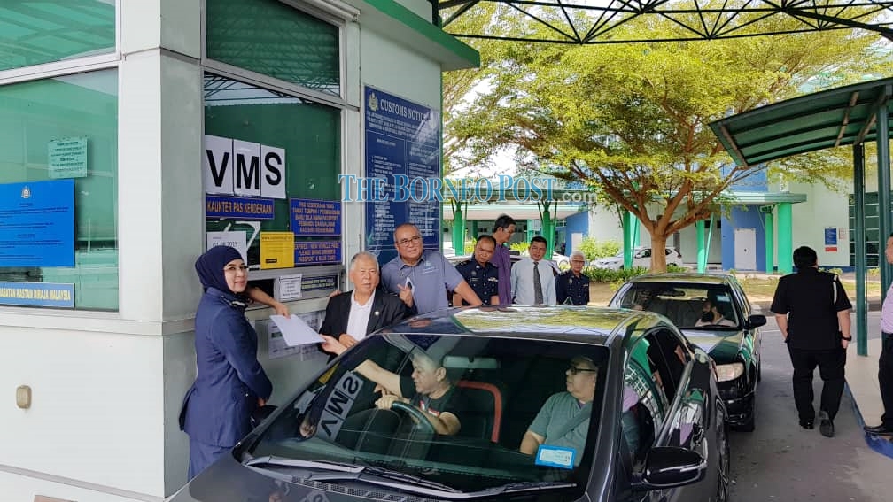 Ting pledges RM200,000 to install Vehicle Monitoring System at CIQs throughout Sarawak