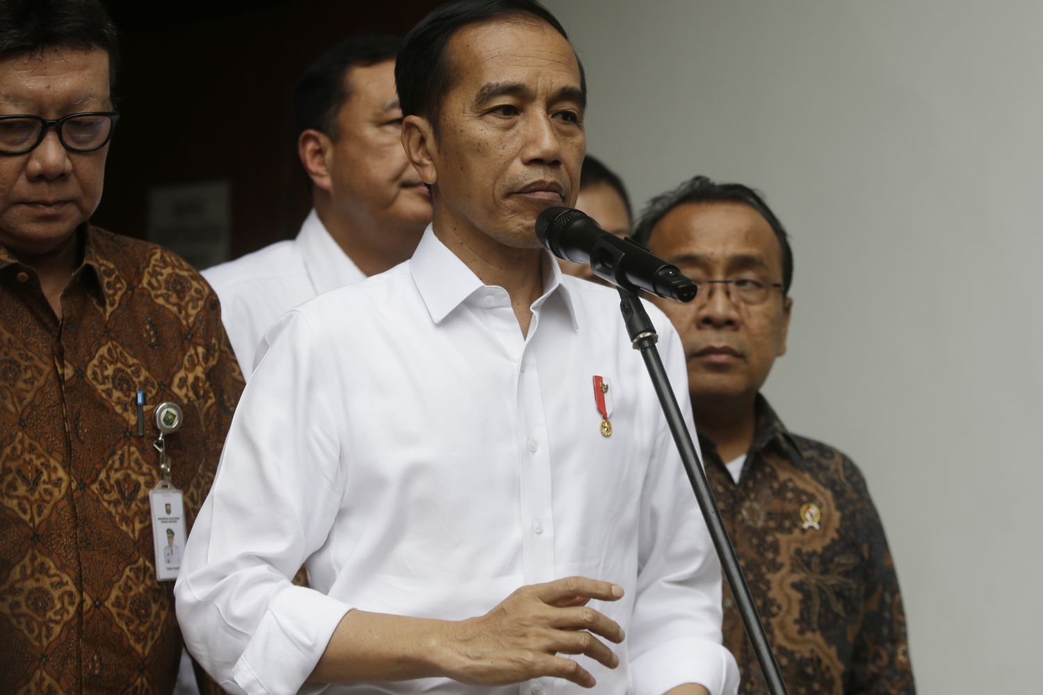 Knife-wielding man wounds Indonesia's security minister