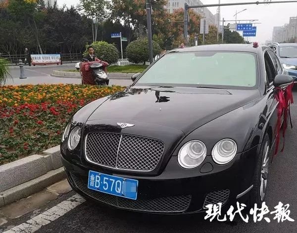 新人租百万宾利当婚车，半路被拦停…结果太尴尬！