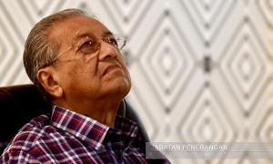 Dr M attends Langkawi district council meeting