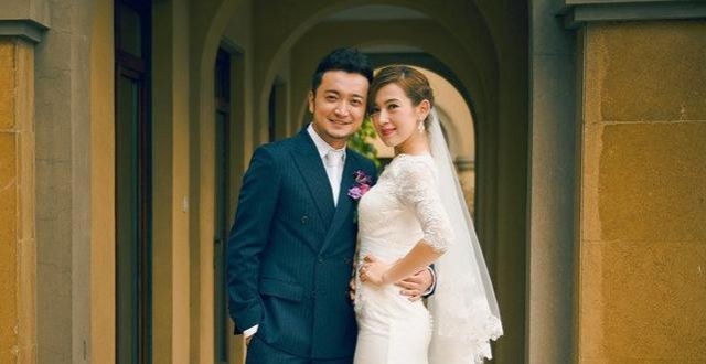 尼格买提娇妻晒自拍，红唇抢镜发量浓密，颜值身材不逊热巴娜扎