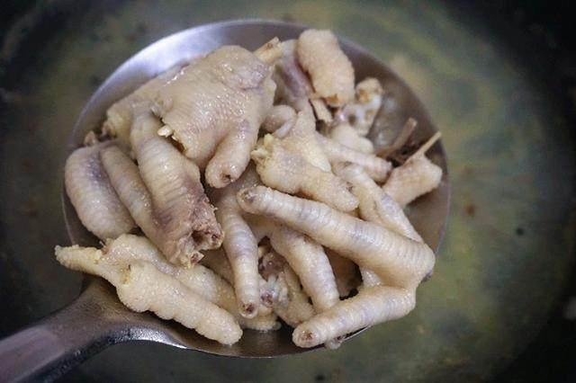 喜欢吃泡椒凤爪的有福了，教你正宗的泡椒凤爪做法，一看就会！