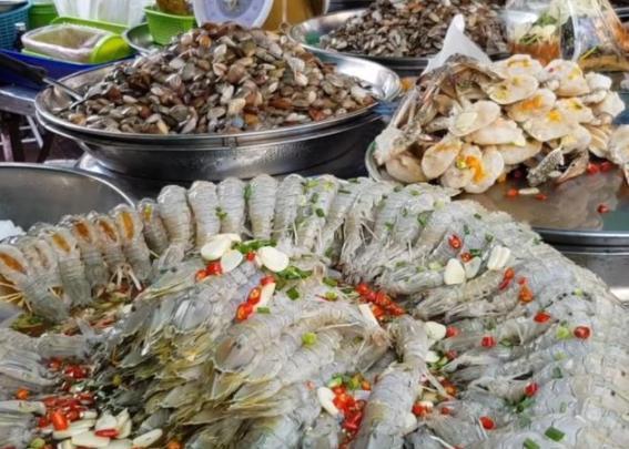 皮皮虾的“另类”吃法，60元1斤1小时卖光，外地人：吃一口就够了